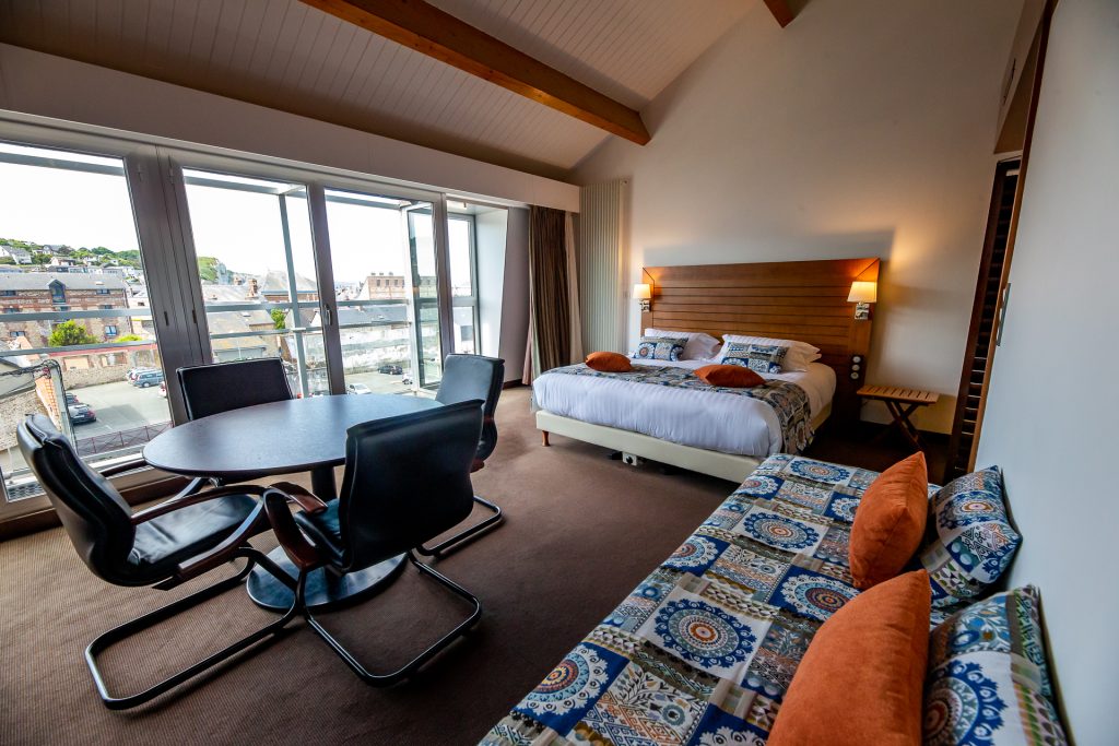 Family suite with two interconnecting bedrooms, ideal for a family break in Fécamp.