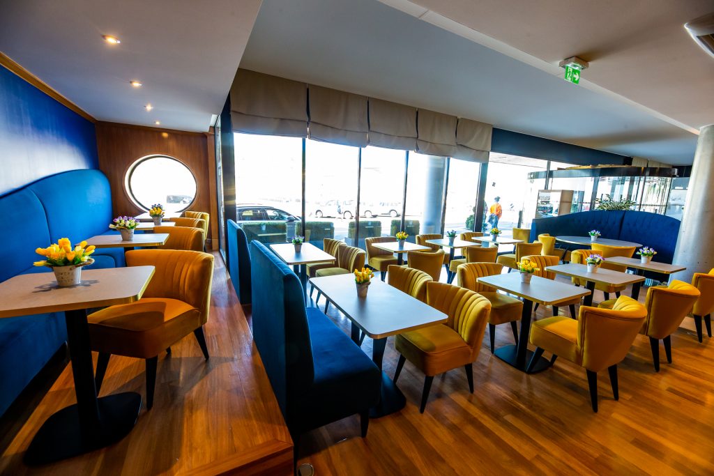 Restaurant au Grand Pavois à Fécamp 1 Salle de restaurant lumineuse de l’Hôtel Le Grand Pavois avec tables élégamment dressées.