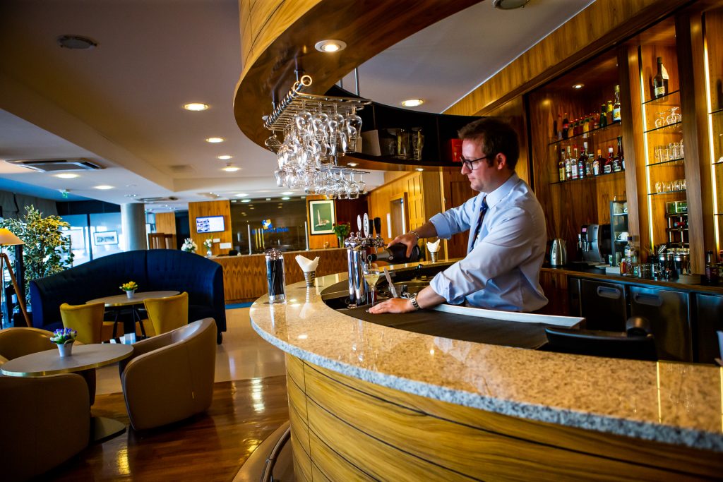 Restaurant au Grand Pavois à Fécamp 2 Bar convivial de l’Hôtel Le Grand Pavois servant des cocktails à base de liqueur Bénédictine.
