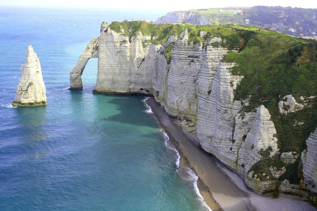 Sortie week-end en Haute-Normandie : vivez une escapade inoubliable au Grand Pavois 2 Les falaises d'étretat, proche de l'Hôtel Le Grand Pavois à Fecamp en Normandie.